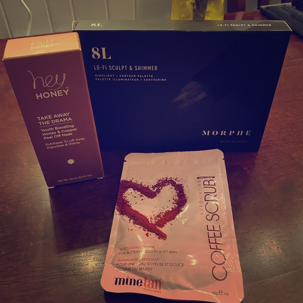 Full highlighter and bronzer pallet & facials